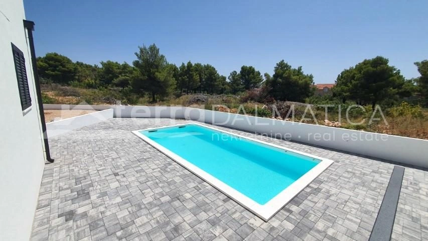 Vodice, modernes Einfamilienhaus mit Pool und Garten in ruhiger Lage