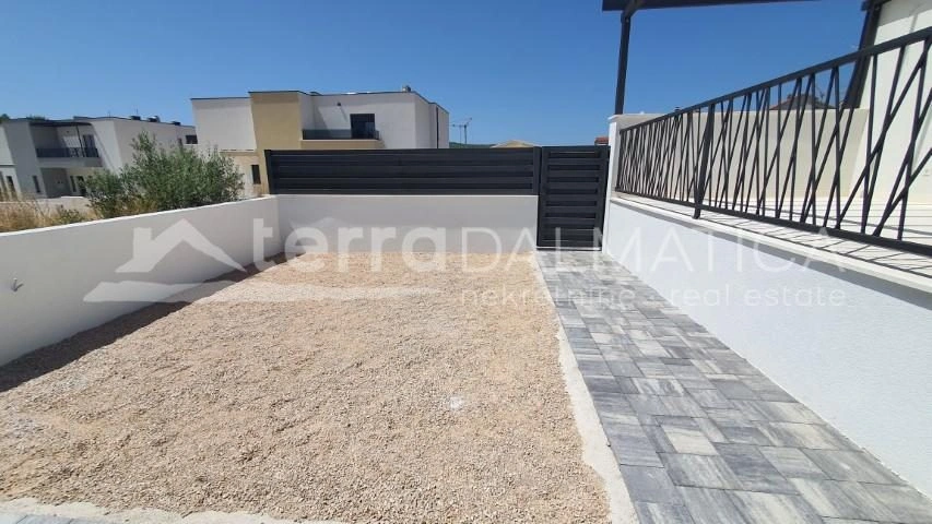 Vodice, modernes Einfamilienhaus mit Pool und Garten in ruhiger Lage