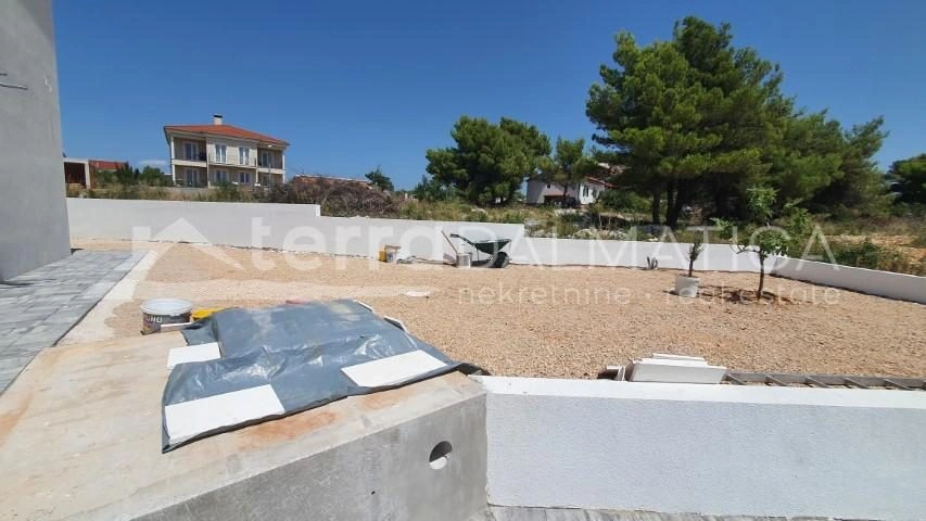 Vodice, modernes Einfamilienhaus mit Pool und Garten in ruhiger Lage