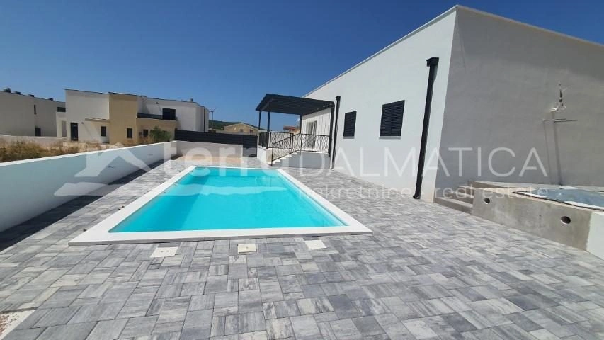 Vodice, modernes Einfamilienhaus mit Pool und Garten in ruhiger Lage