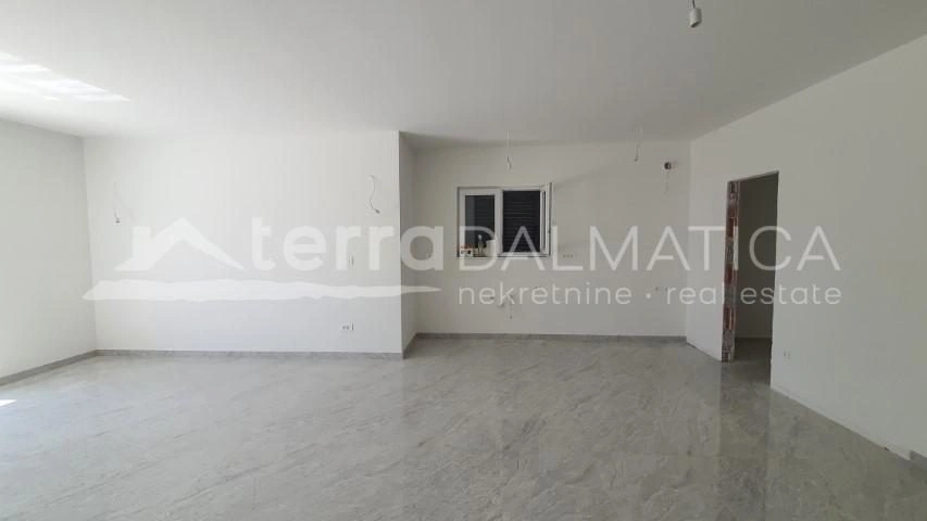 Vodice, modernes Einfamilienhaus mit Pool und Garten in ruhiger Lage