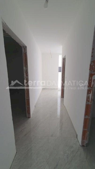 Vodice, modernes Einfamilienhaus mit Pool und Garten in ruhiger Lage