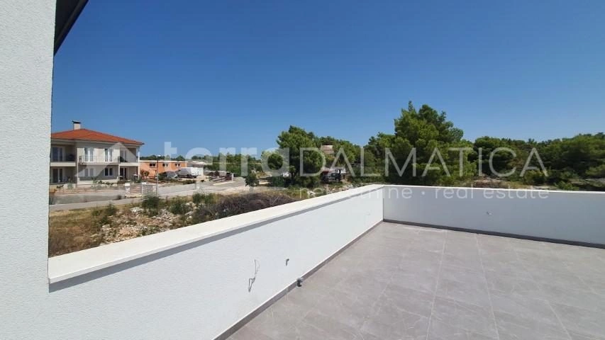 Vodice, modernes Einfamilienhaus mit Pool und Garten in ruhiger Lage