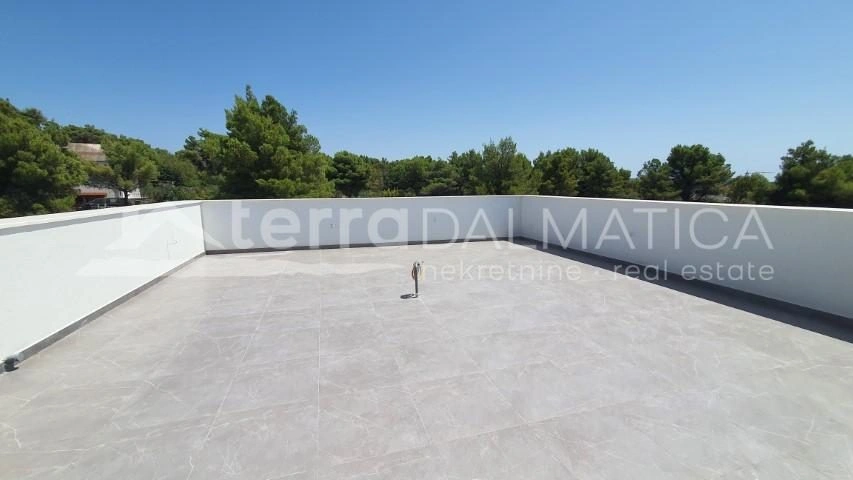 Vodice, modernes Einfamilienhaus mit Pool und Garten in ruhiger Lage