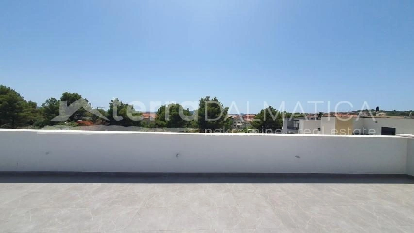 Vodice, modernes Einfamilienhaus mit Pool und Garten in ruhiger Lage