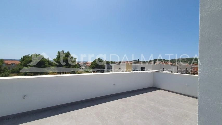 Vodice, modernes Einfamilienhaus mit Pool und Garten in ruhiger Lage