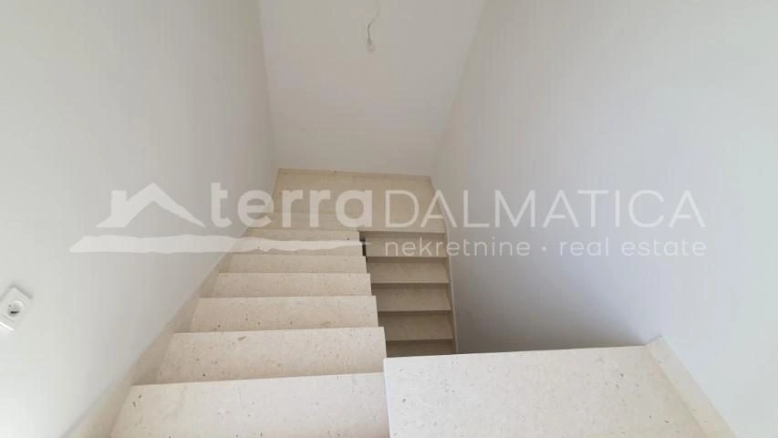 Vodice, modernes Einfamilienhaus mit Pool und Garten in ruhiger Lage