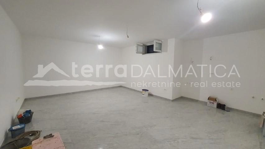 Vodice, modernes Einfamilienhaus mit Pool und Garten in ruhiger Lage