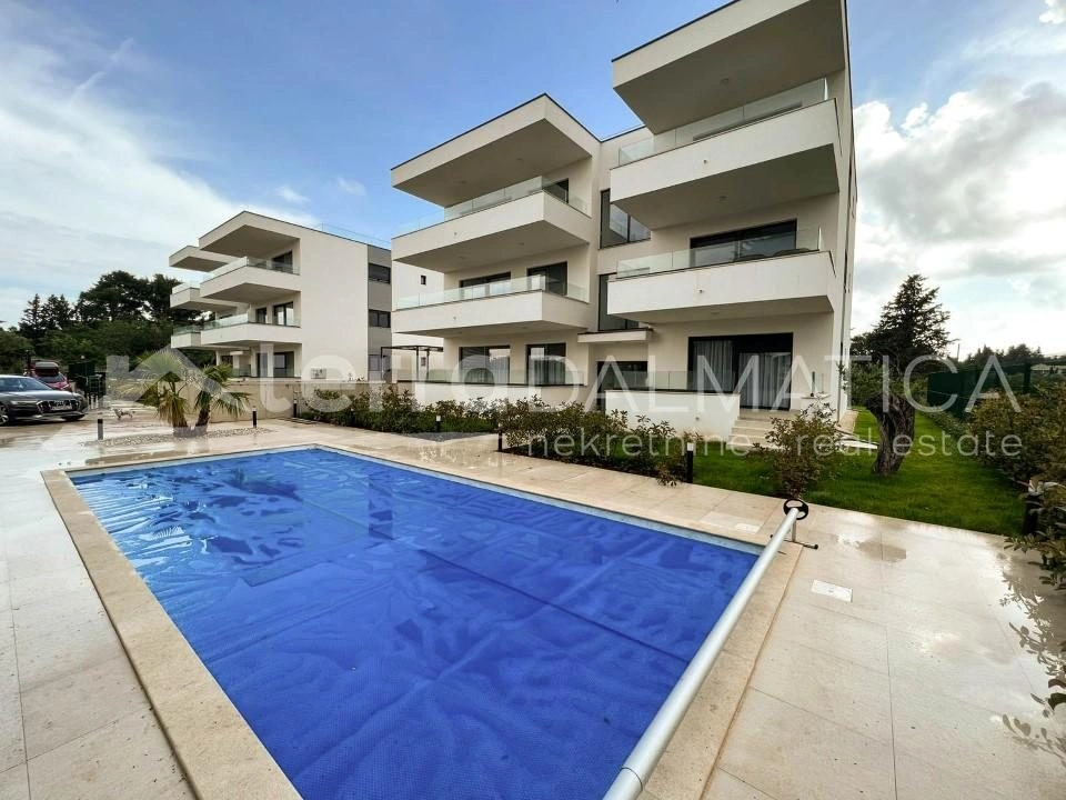 Zadar, Insel Ugljan, Apartment mit drei Schlafzimmern in einem neuen Gebäude, 200 m vom Strand entfernt