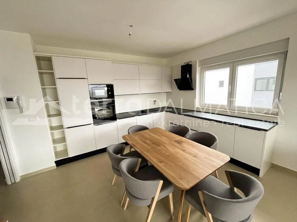 Zadar, Insel Ugljan, Apartment mit drei Schlafzimmern in einem neuen Gebäude, 200 m vom Strand entfernt