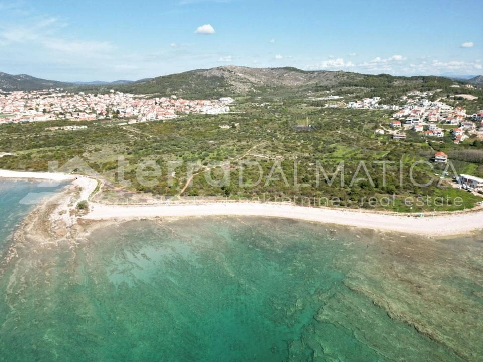 Vodice, Grundstück in der Touristenzone T1, erste Reihe zum Meer