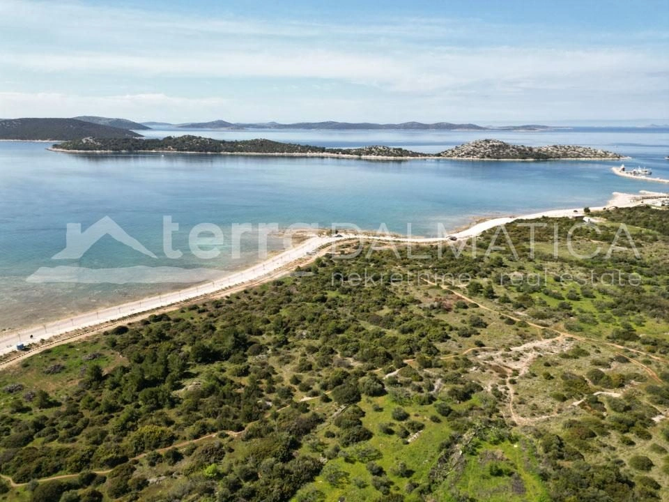 Vodice, Grundstück in der Touristenzone T1, erste Reihe zum Meer