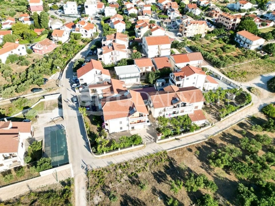 Tribunj, zwei Apartmenthäuser mit Meerblick – Investitionsmöglichkeit