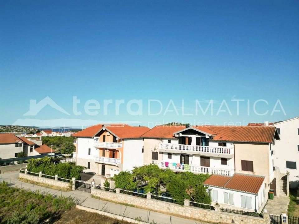 Tribunj, zwei Apartmenthäuser mit Meerblick – Investitionsmöglichkeit