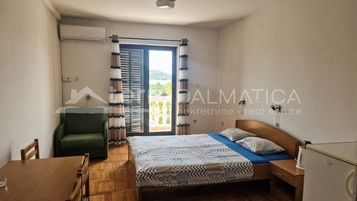 Tribunj, zwei Apartmenthäuser mit Meerblick – Investitionsmöglichkeit