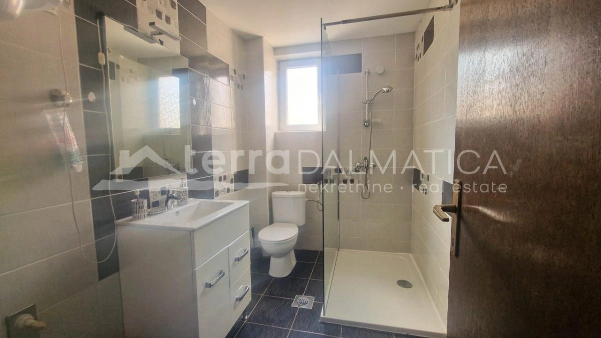 Tribunj, zwei Apartmenthäuser mit Meerblick – Investitionsmöglichkeit