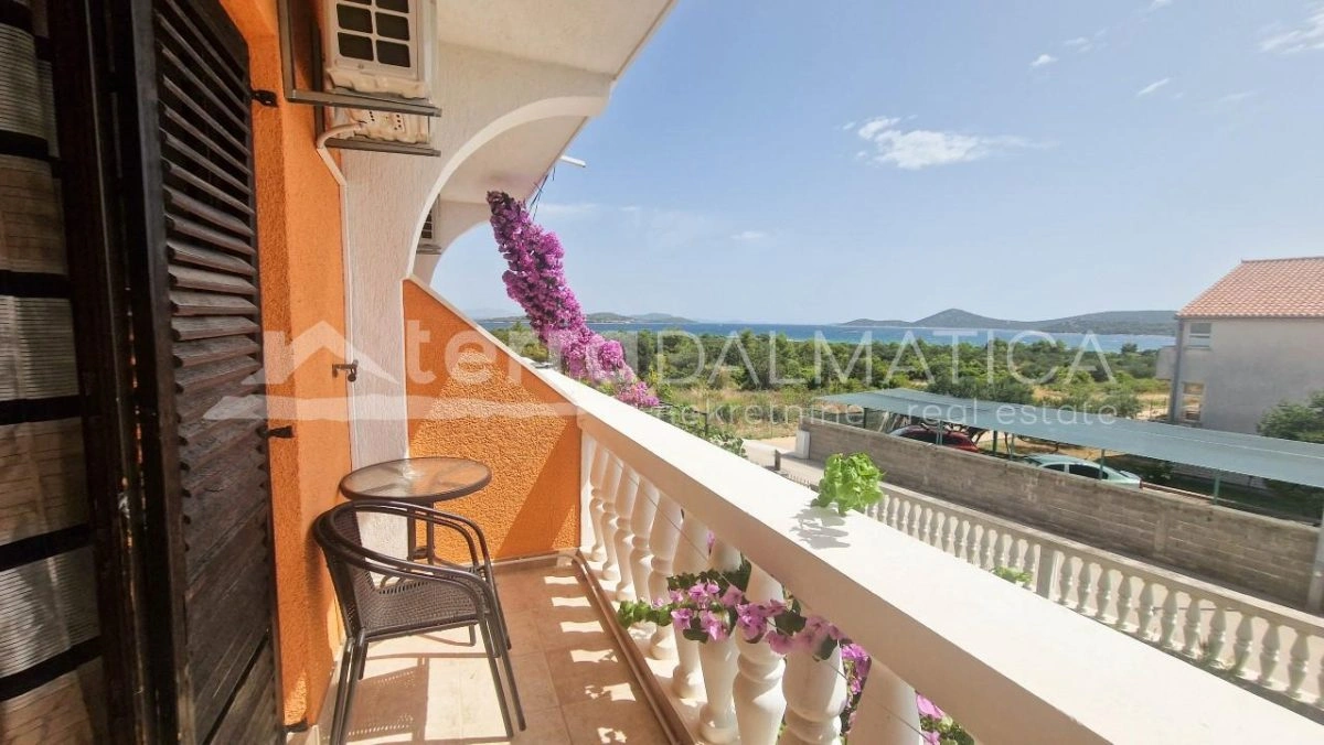 Tribunj, zwei Apartmenthäuser mit Meerblick – Investitionsmöglichkeit