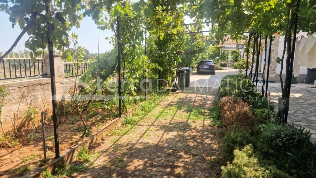 Tribunj, zwei Apartmenthäuser mit Meerblick – Investitionsmöglichkeit