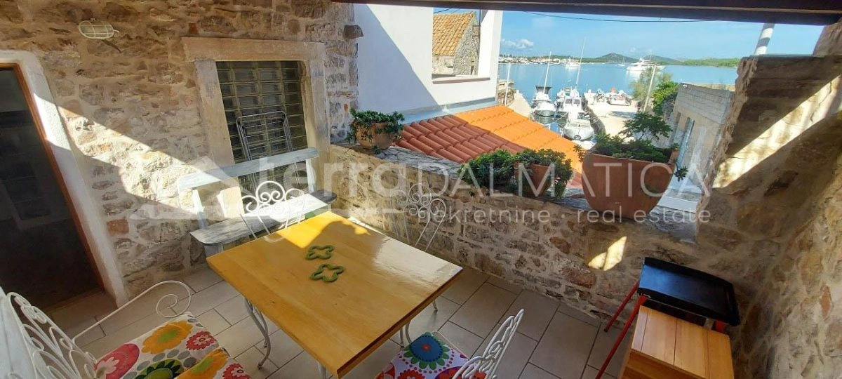 Murter, ein schönes Steinhaus in der Nähe des Meeres