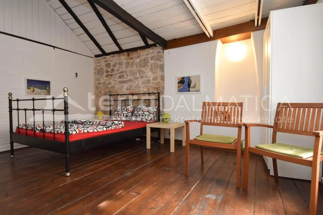 Murter, ein schönes Steinhaus in der Nähe des Meeres