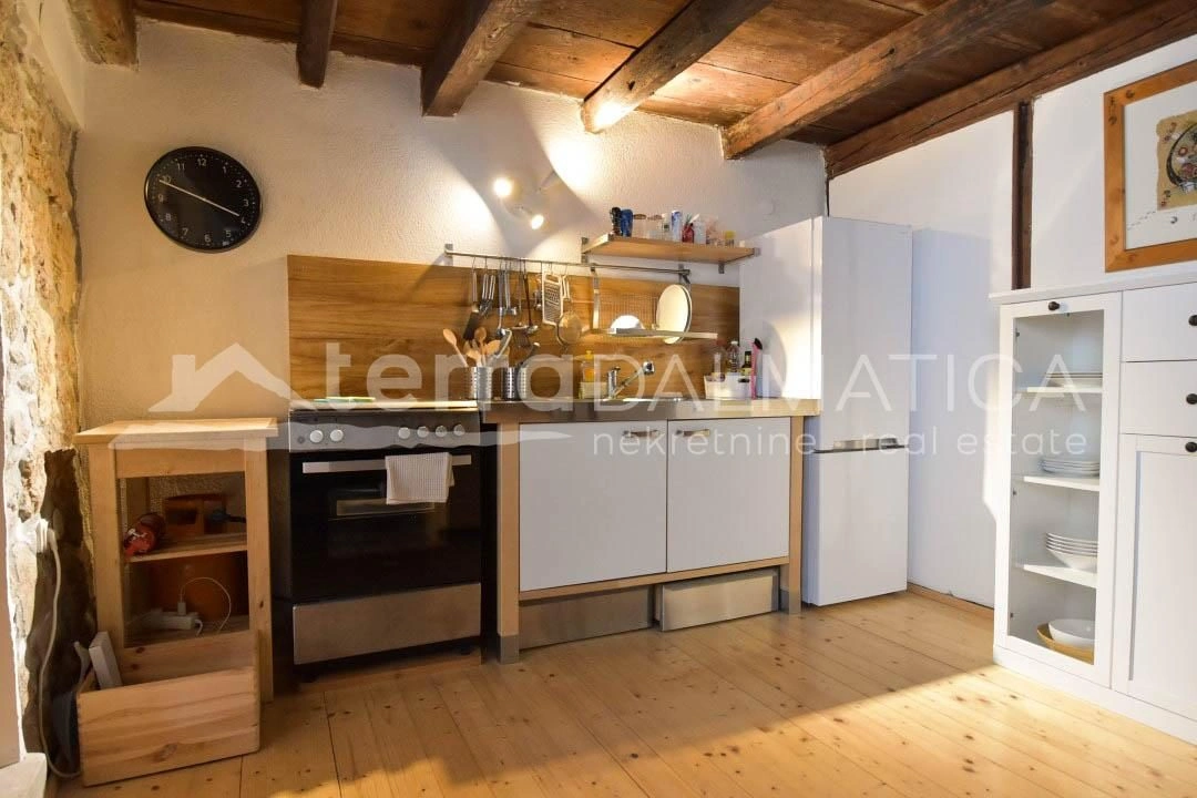 Murter, ein schönes Steinhaus in der Nähe des Meeres