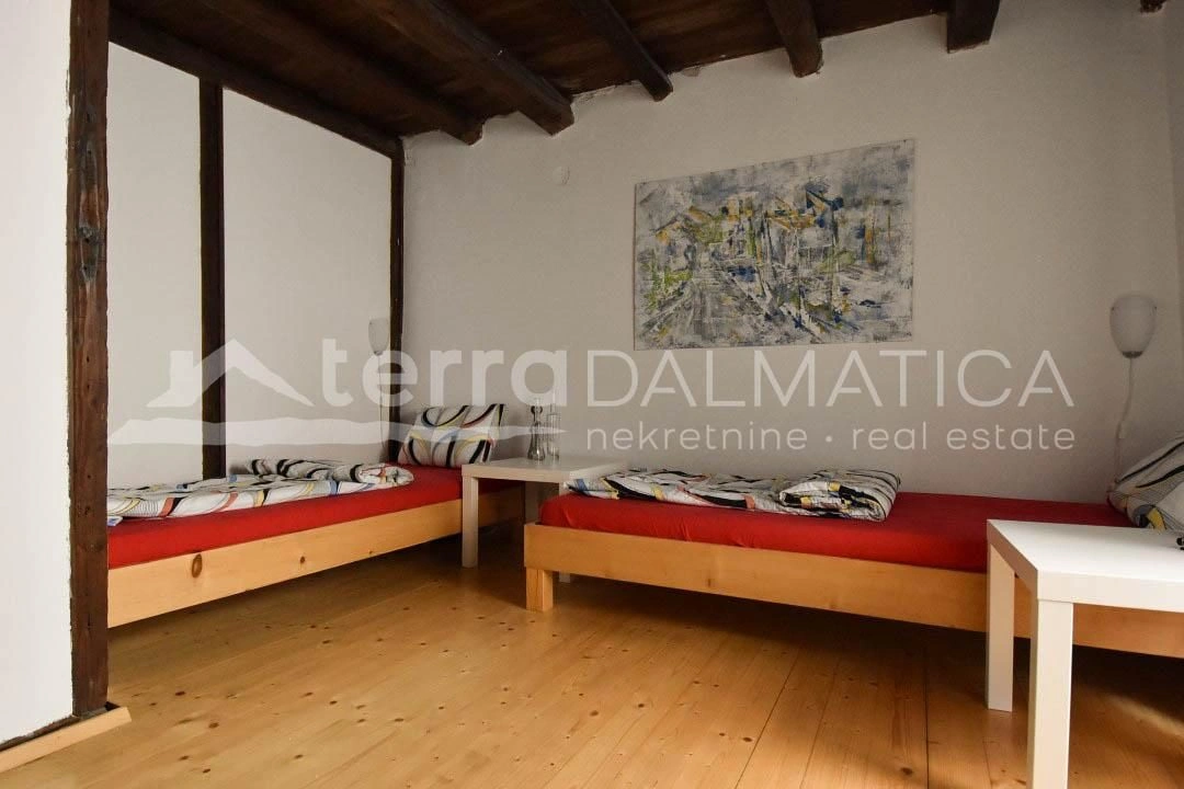 Murter, ein schönes Steinhaus in der Nähe des Meeres