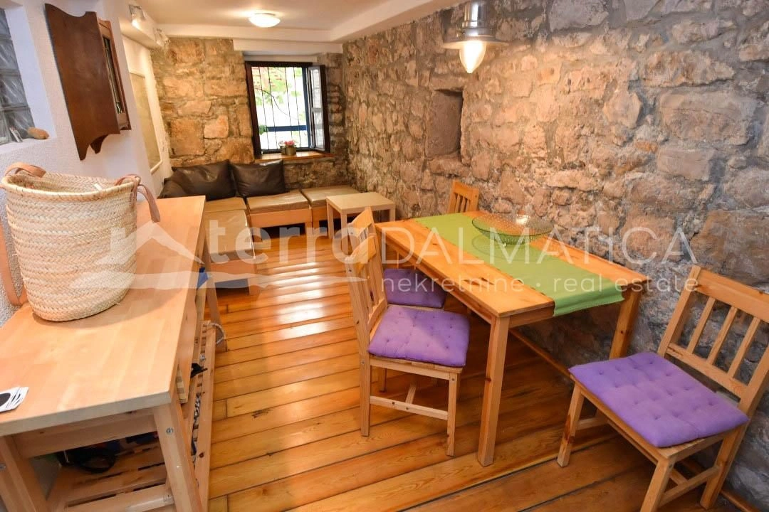 Murter, ein schönes Steinhaus in der Nähe des Meeres