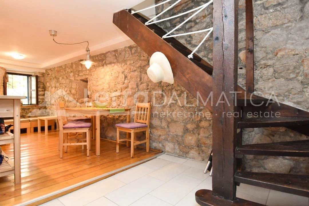 Murter, ein schönes Steinhaus in der Nähe des Meeres