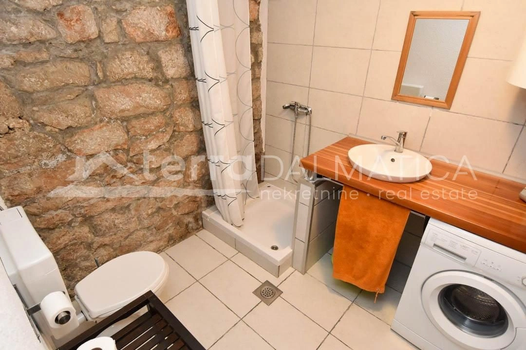 Murter, ein schönes Steinhaus in der Nähe des Meeres