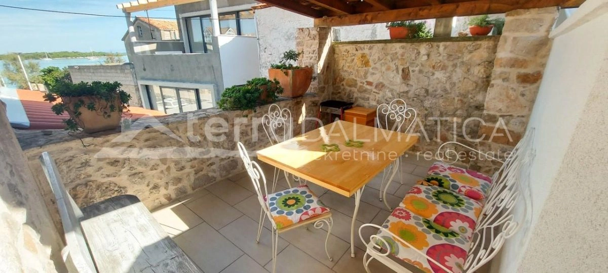 Murter, ein schönes Steinhaus in der Nähe des Meeres