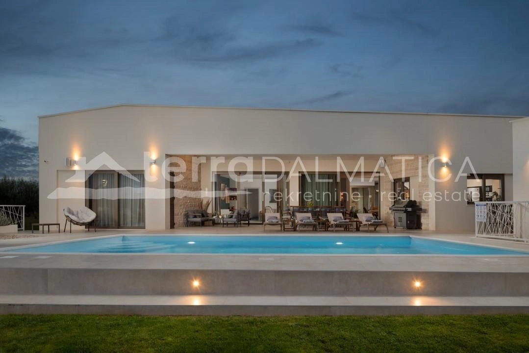 Zadar, ekskluzivna pritlična vila s prostornim dvoriščem na mirni lokaciji
