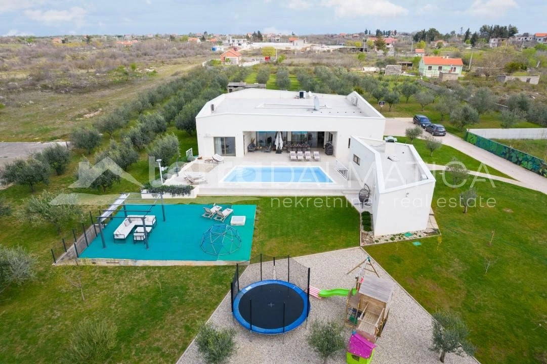 Zadar – Kroatien, exklusive Erdgeschossvilla mit großem Garten in ruhiger Lage