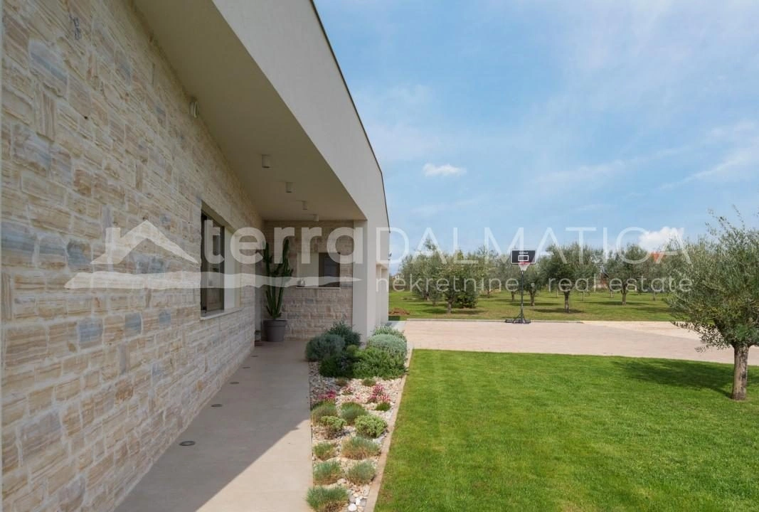 Zadar – Kroatien, exklusive Erdgeschossvilla mit großem Garten in ruhiger Lage