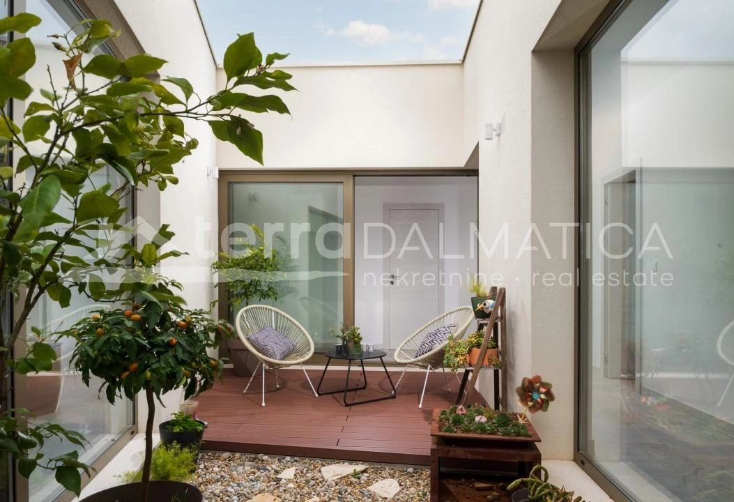 Zadar – Kroatien, exklusive Erdgeschossvilla mit großem Garten in ruhiger Lage