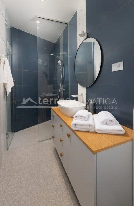 Zadar – Kroatien, exklusive Erdgeschossvilla mit großem Garten in ruhiger Lage