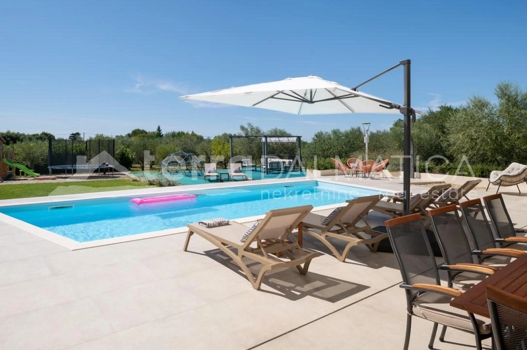 Zadar – Kroatien, exklusive Erdgeschossvilla mit großem Garten in ruhiger Lage