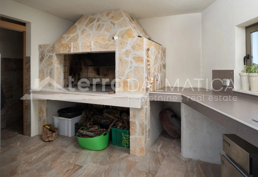 Zadar – Kroatien, exklusive Erdgeschossvilla mit großem Garten in ruhiger Lage