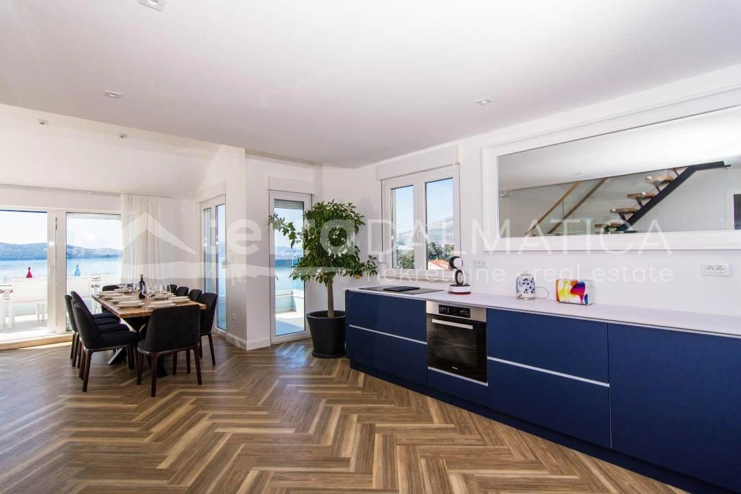 Trogir, Penthouse mit fünf Schlafzimmern, großzügiger Terrasse und einzigartiger Aussicht