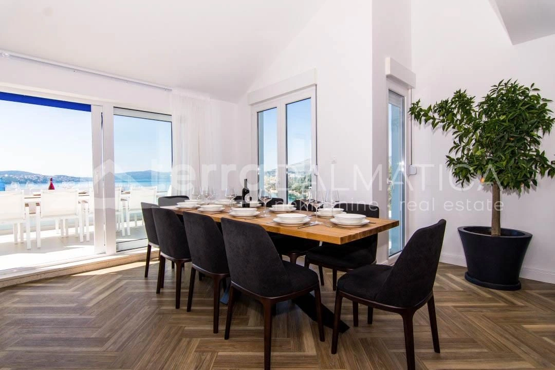 Trogir, Penthouse mit fünf Schlafzimmern, großzügiger Terrasse und einzigartiger Aussicht