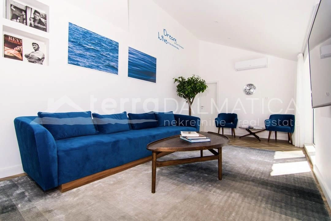 Trogir, Penthouse mit fünf Schlafzimmern, großzügiger Terrasse und einzigartiger Aussicht