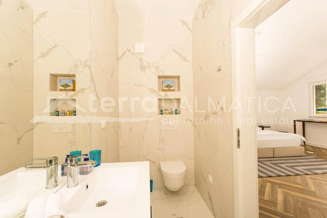 Trogir, Penthouse mit fünf Schlafzimmern, großzügiger Terrasse und einzigartiger Aussicht