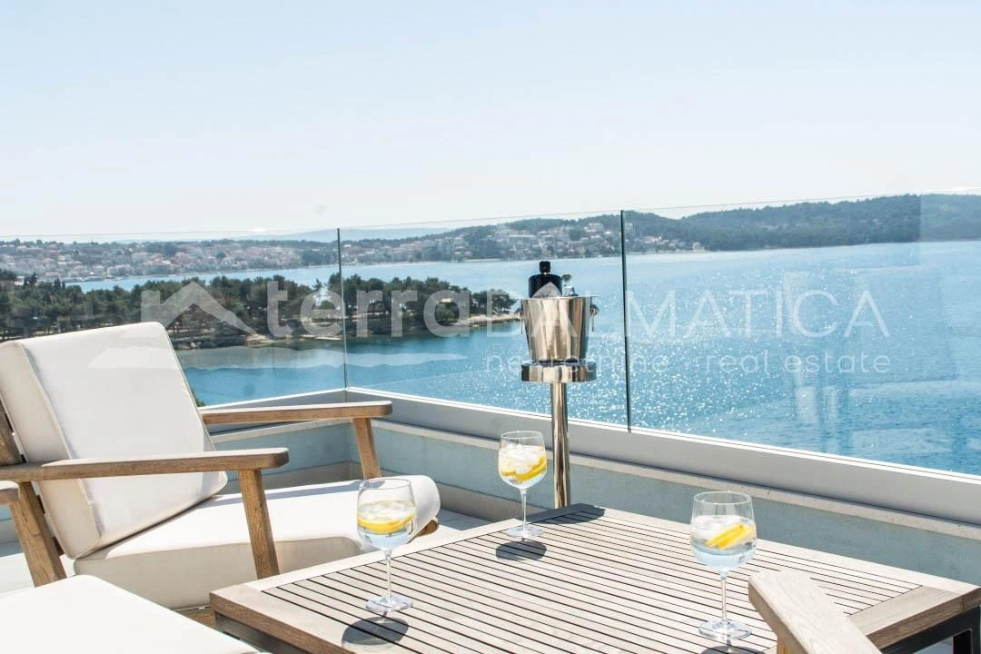 Trogir, Penthouse mit fünf Schlafzimmern, großzügiger Terrasse und einzigartiger Aussicht