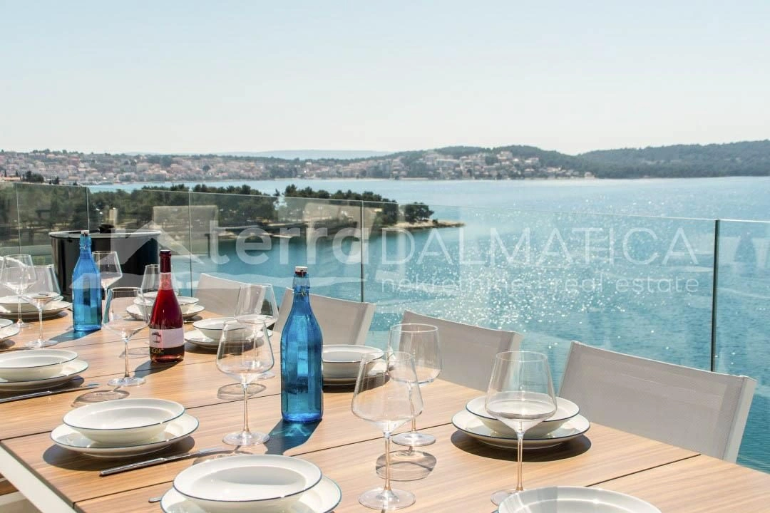 Trogir, Penthouse mit fünf Schlafzimmern, großzügiger Terrasse und einzigartiger Aussicht