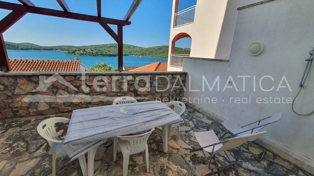 Tisno, Zweizimmerwohnung mit Terrasse und Meerblick