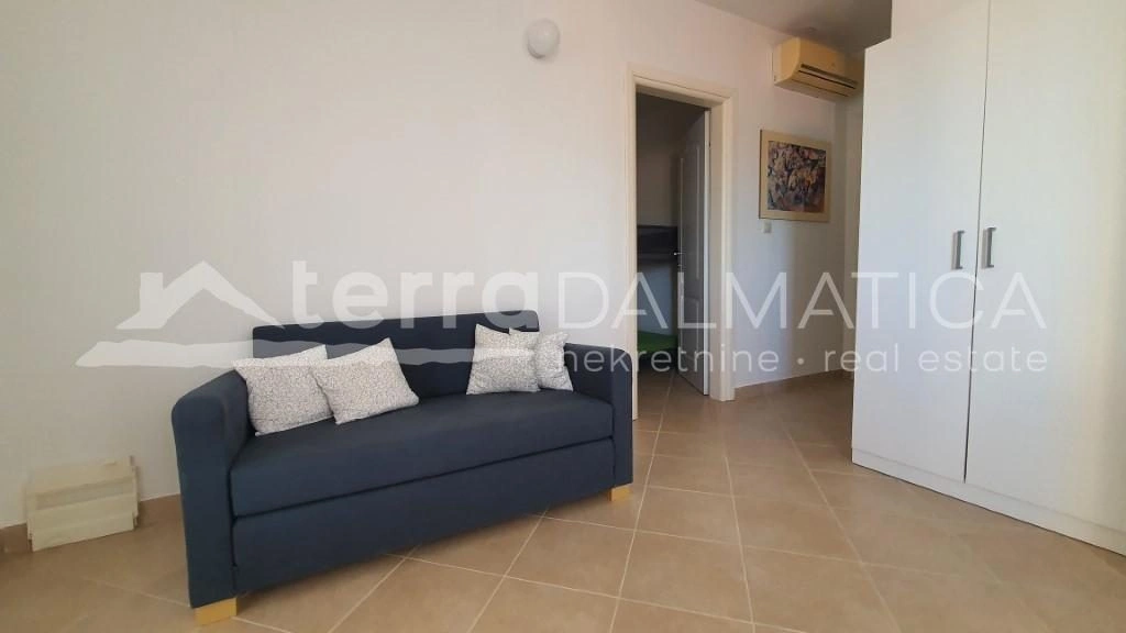 Tisno, Zweizimmerwohnung mit Terrasse und Meerblick