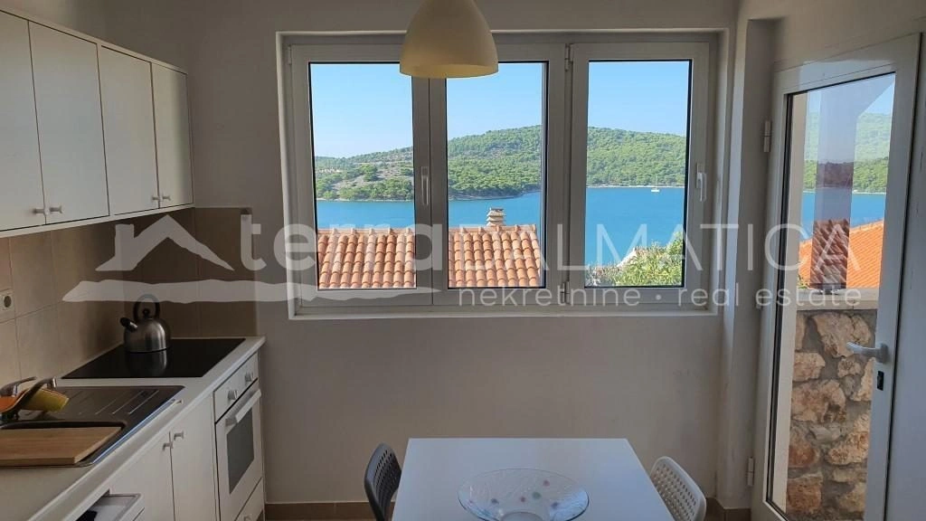 Tisno, Zweizimmerwohnung mit Terrasse und Meerblick