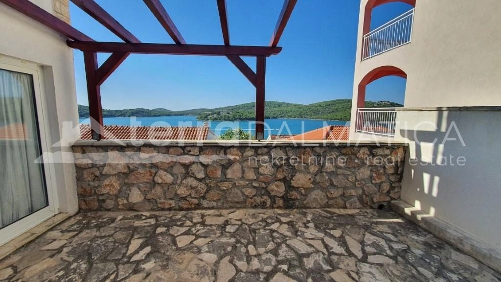 Tisno, Zweizimmerwohnung mit Terrasse und Meerblick