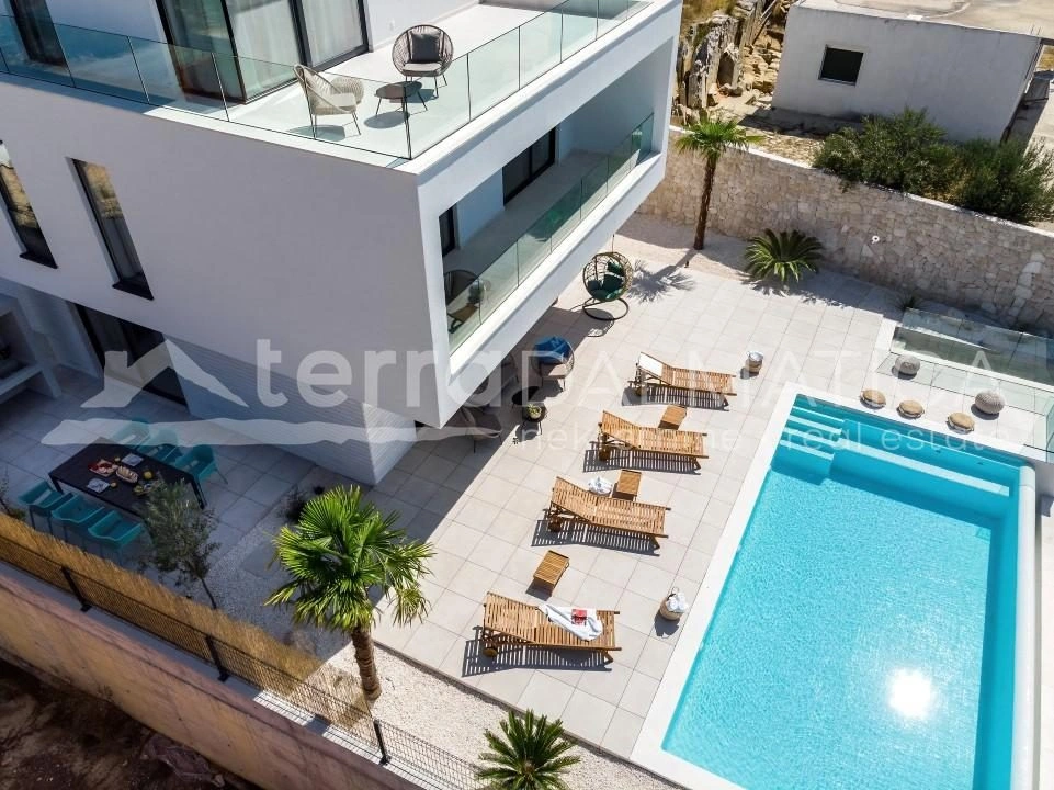 Umgebung von Split - Kroatien, modern gestaltete Villa mit bezauberndem Blick auf den Archipel