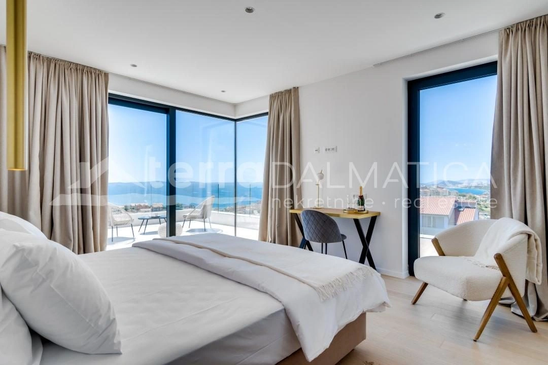 Umgebung von Split - Kroatien, modern gestaltete Villa mit bezauberndem Blick auf den Archipel