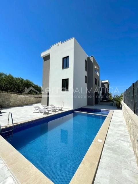 Umgebung von Split - Kroatien, eine einzigartige Villa mit privatem Pool im Herzen Dalmatiens